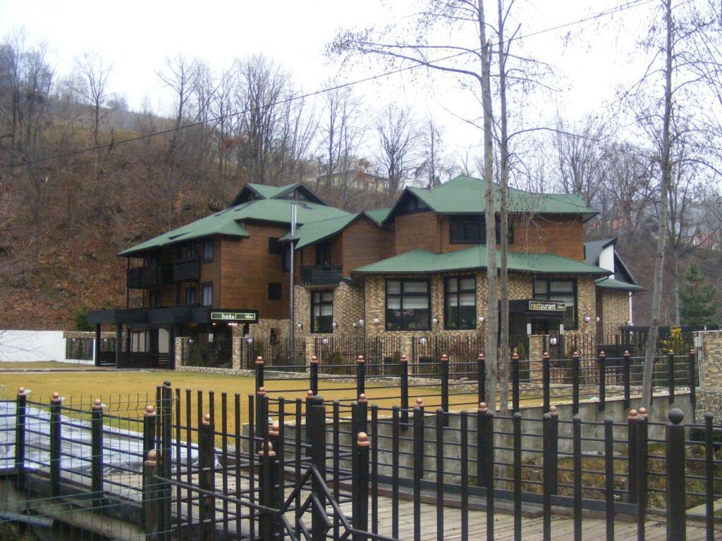 Hotel Hillden Lodge&Restaurant Drumu Carului Экстерьер фото